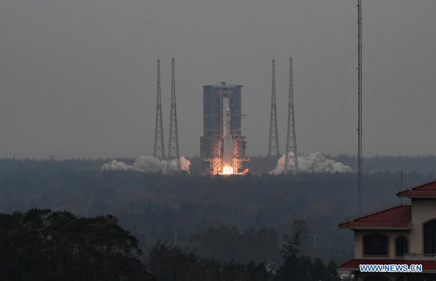 Chine : vol inaugural d'une nouvelle fusée porteuse Longue Marche-8
