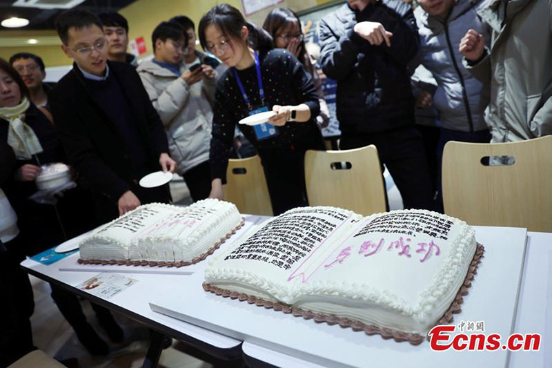 Les chefs d'une université de Nanjing préparent des gâteaux spéciaux pour les candidats à l'examen d'entrée en master