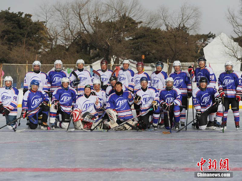 Une équipe de hockey sur glace composée de personnes âgées