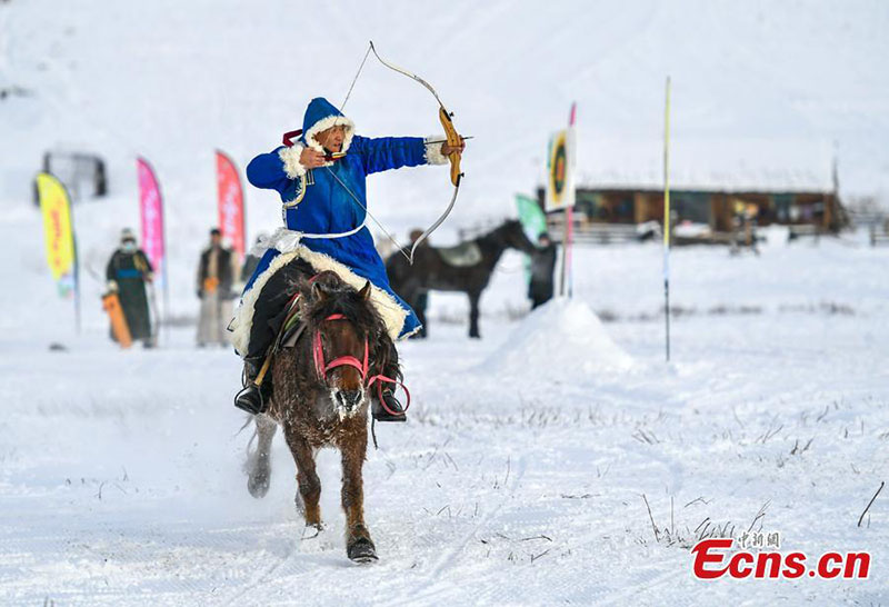 Des gardiens de troupeaux du Xinjiang pratiquent des coutumes traditionnelles au carnaval de la neige 