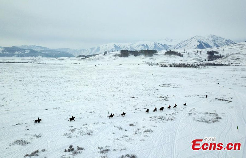 Des gardiens de troupeaux du Xinjiang pratiquent des coutumes traditionnelles au carnaval de la neige 