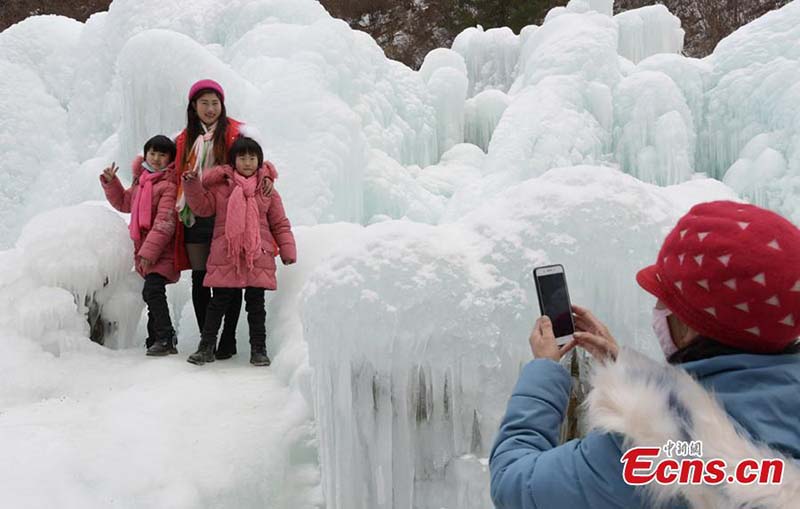 Un monde merveilleux de glace dans le nord-ouest de la Chine