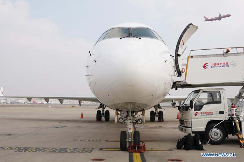 Chine : avion de ligne ARJ21 à Shanghai