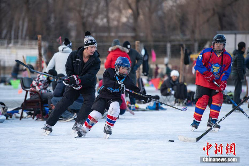 Les gens profitent des plaisirs des sports d'hiver à Beijing