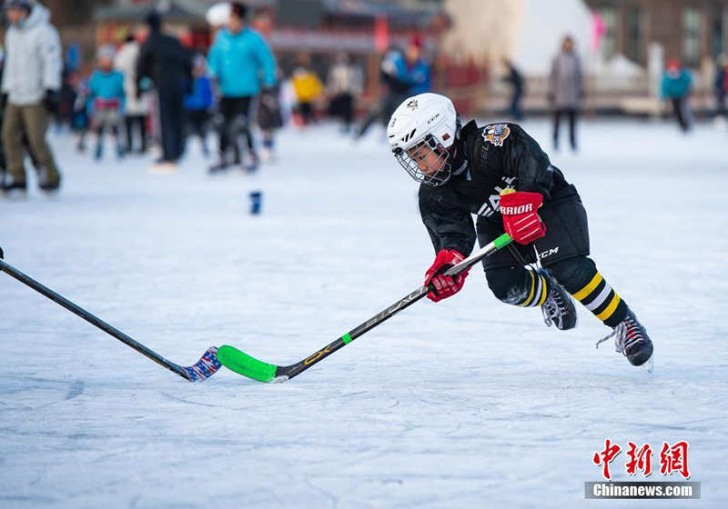 Les gens profitent des plaisirs des sports d'hiver à Beijing