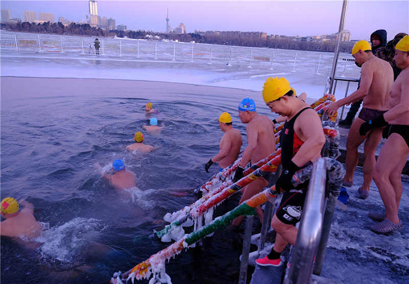 Les nageurs d'hiver s'amusent malgré le froid glacial dans le Nord-est de la Chine