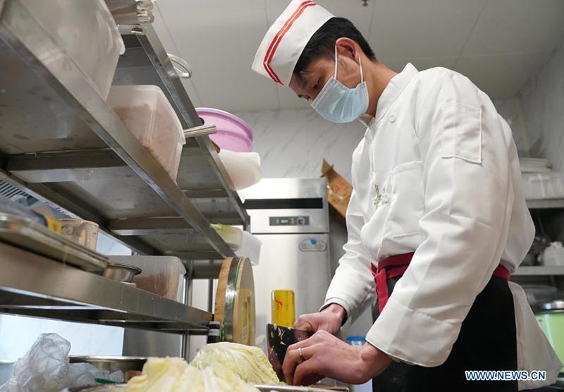 Un restaurant fournit des repas gratuits au personnel communautaire alors que l'épidémie de COVID-19 frappe Shijiazhuang