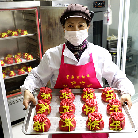 Les boulangers de Weihai préparent des petits pains de fête
