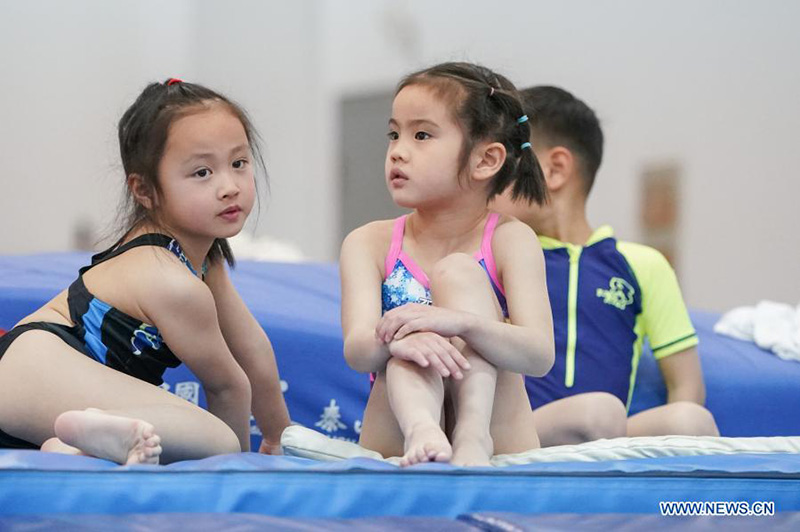 Des enfants participent à un programme de formation à la plongée à Shanghai