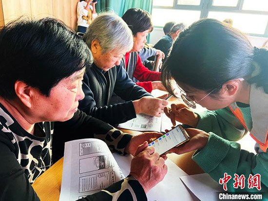 La Chine va ajouter des codes de santé aux cartes seniors parmi les mesures pour atténuer les difficultés