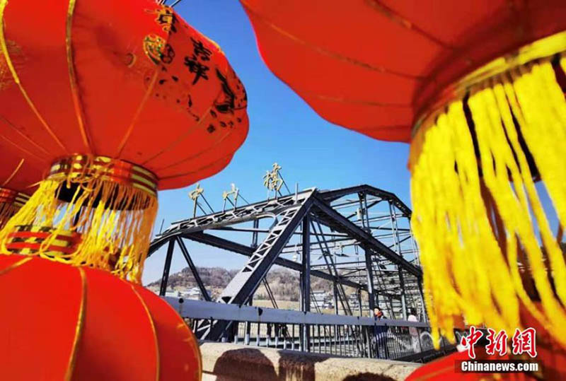 Le premier pont sur le fleuve Jaune décoré de lanternes rouges pour la Fête du Printemps