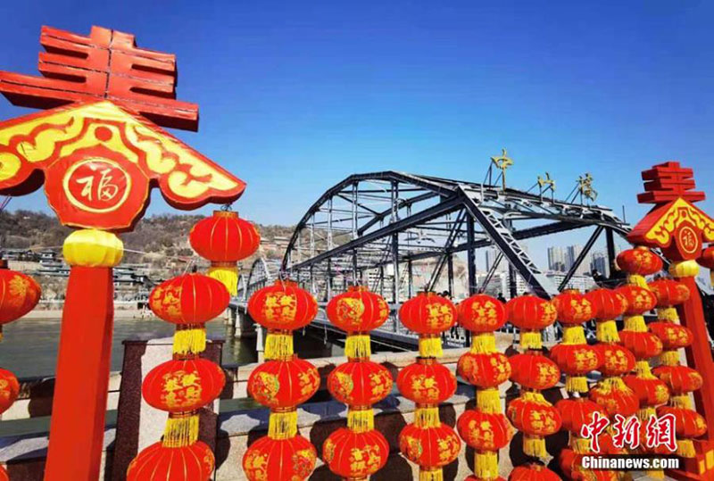 Le premier pont sur le fleuve Jaune décoré de lanternes rouges pour la Fête du Printemps
