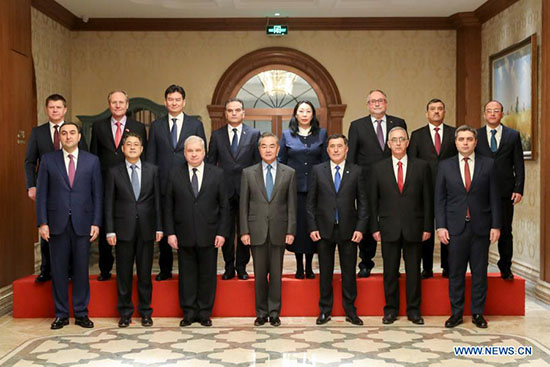 Le ministre chinois des AE rencontre des envoyés diplomatiques de pays d'Eurasie