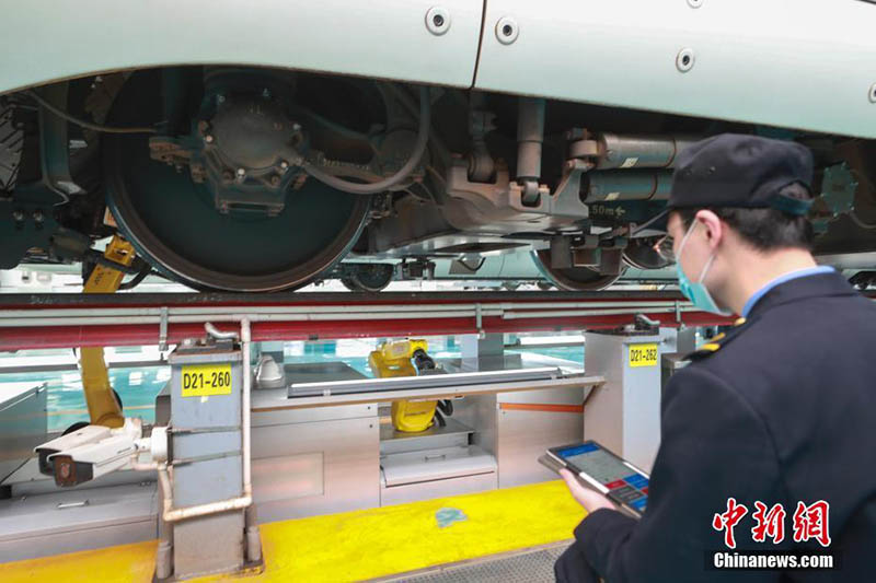 Un robot intelligent de maintenance des trains à grande vitesse mis en service à Beijing pour les voyages de la Fête du Printemps