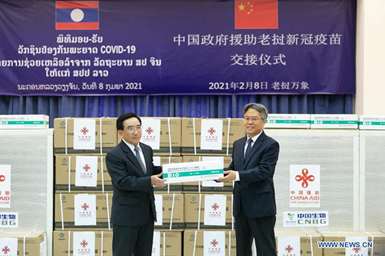 Les vaccins anti-COVID-19 offerts par la Chine remis au Laos lors d'une cérémonie officielle