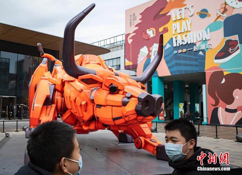 Un « bœuf mécanique » attire des curieux dans le quartier de Sanlitun à Beijing