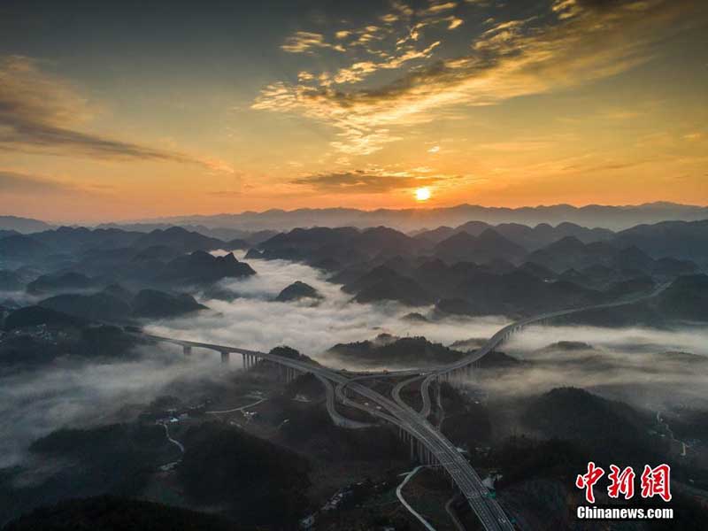 Une section d'autoroute dans les nuages dans le Hubei