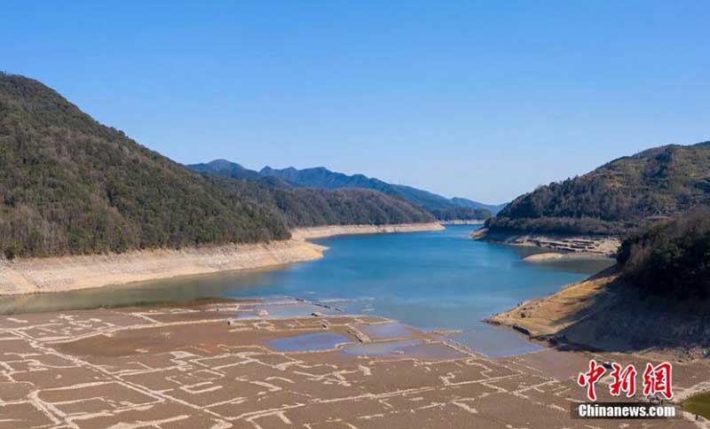 La sécheresse révèle l'emplacement d'un ancien village dans le réservoir de Jiaokou à Ningbo