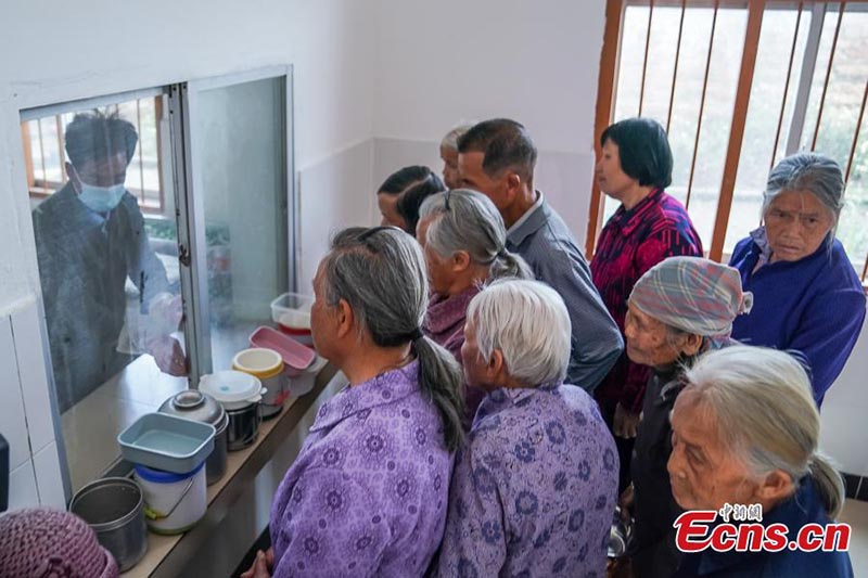 Dans le Guangxi, des personnes âgées peuvent déjeuner gratuitement à la cantine du village