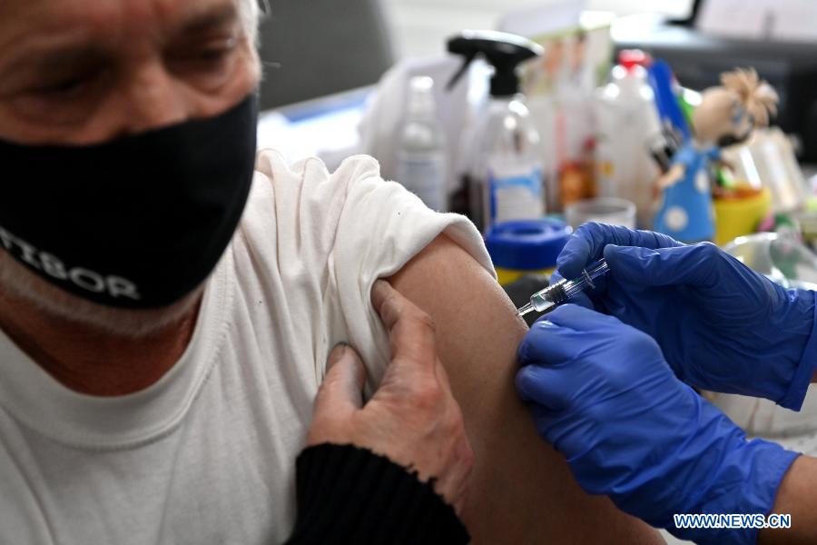La Hongrie commence à administrer des vaccins chinois alors que menace une troisième vague de pandémie