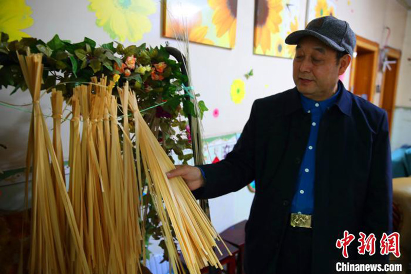 Un enseignant retraité a tissé La fête Qingming au bord de la rivière avec du bambou en 4 ans