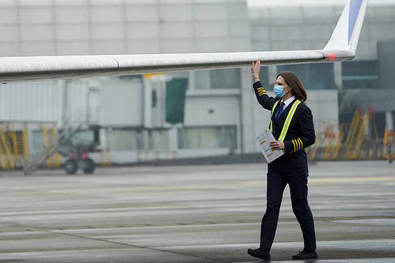 La première pilote femme étrangère d'une compagnie aérienne chinoise vole haut
