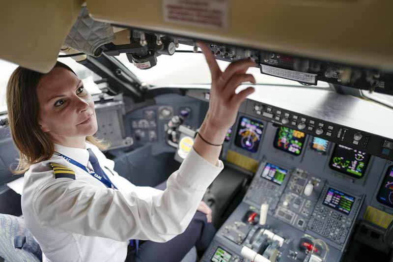 La première pilote femme étrangère d'une compagnie aérienne chinoise vole haut