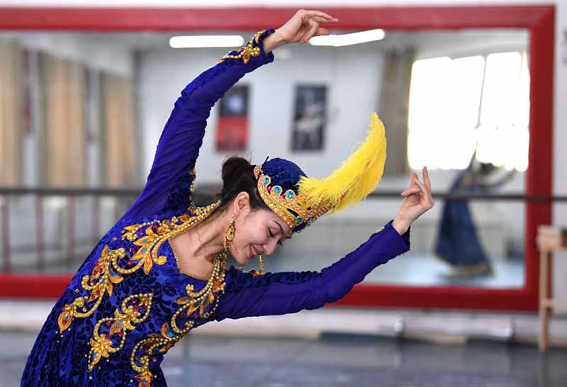 Une danseuse fait la promotion de la danse traditionnelle au Xinjiang