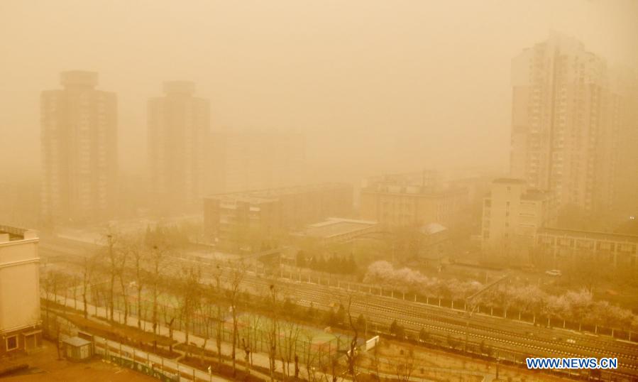Chine : une tempête de sable soufflant de la Mongolie intérieure enveloppe Beijing