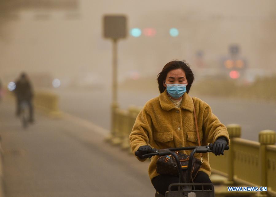 Chine : une tempête de sable soufflant de la Mongolie intérieure enveloppe Beijing