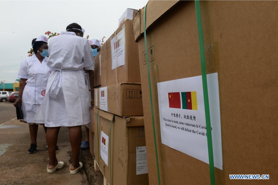 La Chine fait don des équipements médicaux au Cameroun pour soutenir sa lutte contre le COVID-19