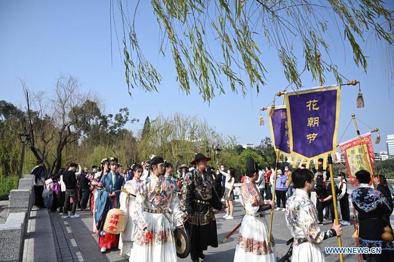 Des gens en costume traditionnel célèbrent la fête Huazhao dans la province du Fujian