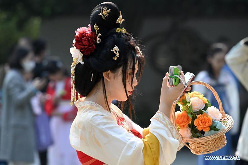 Des gens en costume traditionnel célèbrent la fête Huazhao dans la province du Fujian