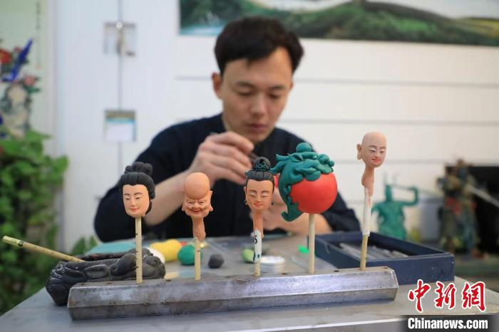 Un jeune homme post-80 perpétue le patrimoine culturel immatériel de « l'art des figurines de pâte » 