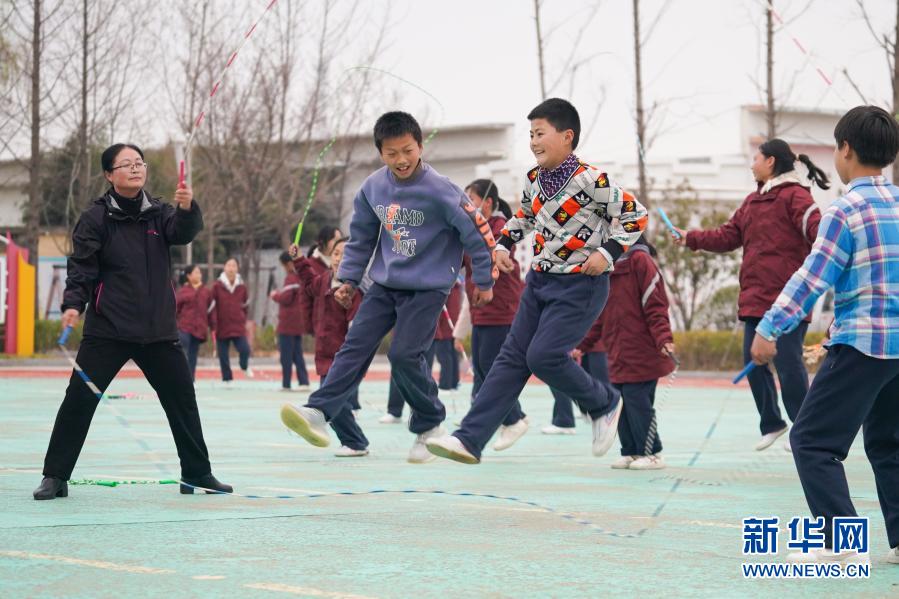 Des enfants font de la corde à sauter artistique à Suining, dans le Jiangsu