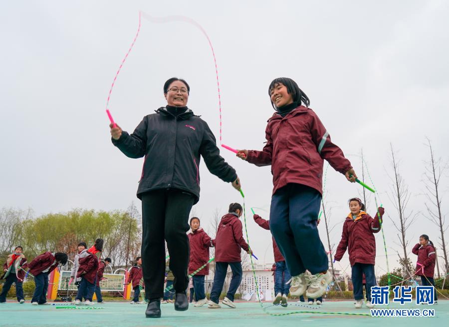 Des enfants font de la corde à sauter artistique à Suining, dans le Jiangsu
