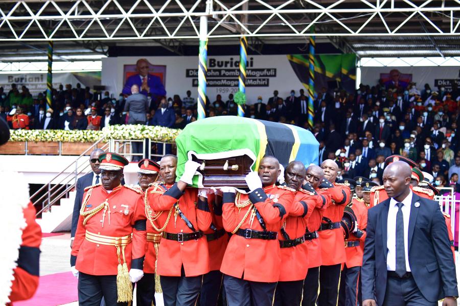 Des dirigeants africains rendent un dernier hommage à l'ancien président tanzanien John Magufuli 