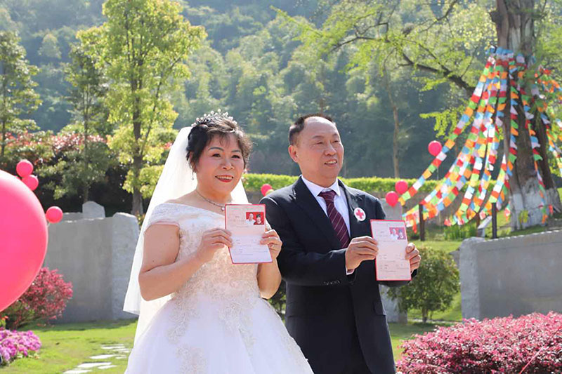 Le mariage d'un couple à Chongqing fait honneur aux donneurs d'organes