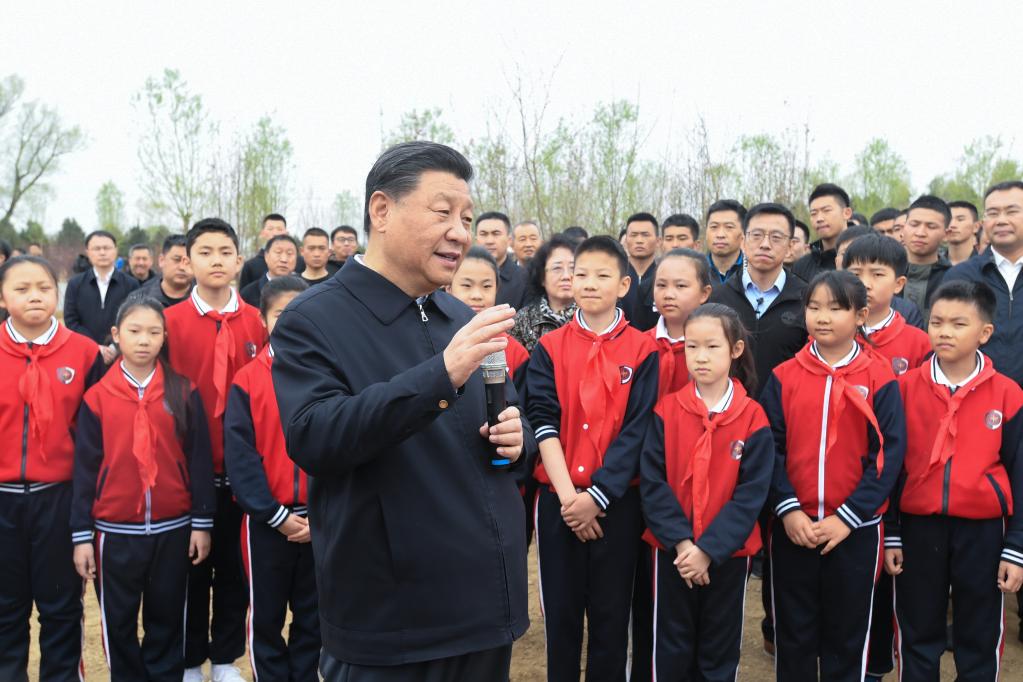 Xi Jinping souligne l'harmonie entre l'homme et la nature lors d'une activité de plantation d'arbres