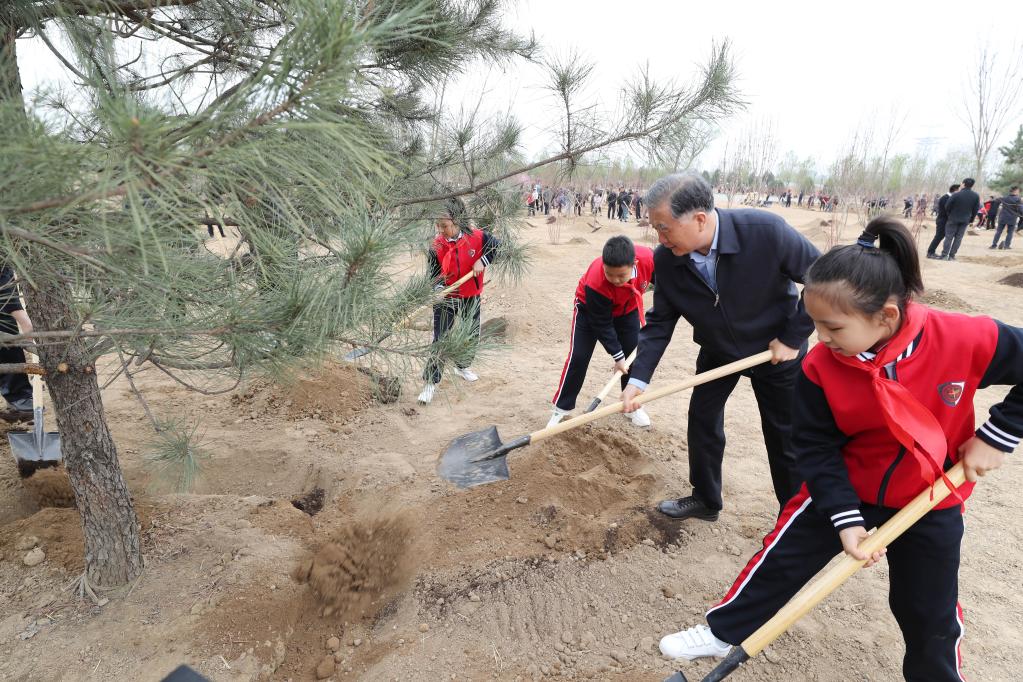 Xi Jinping souligne l'harmonie entre l'homme et la nature lors d'une activité de plantation d'arbres