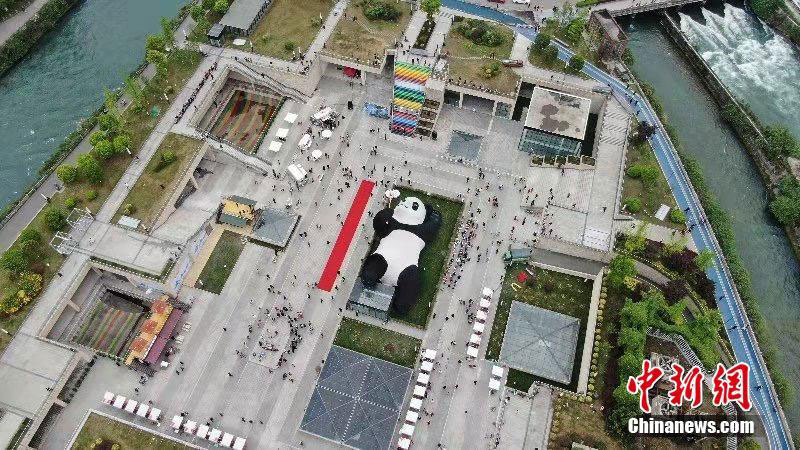 Un « panda géant prenant un selfie » de 130 tonnes dévoilé dans le sud-ouest de la Chine