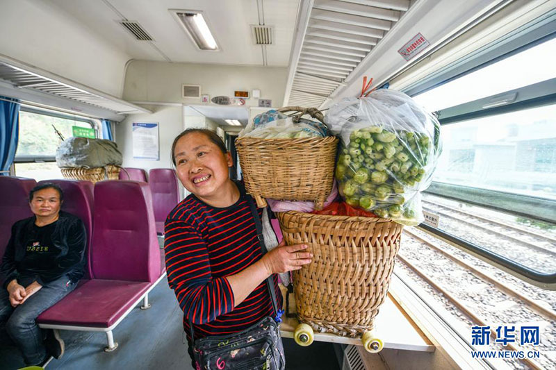 Vers le printemps : le « train-bus » traverse les monts Wumeng, dans le Guizhou