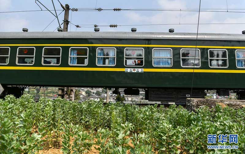 Vers le printemps : le « train-bus » traverse les monts Wumeng, dans le Guizhou