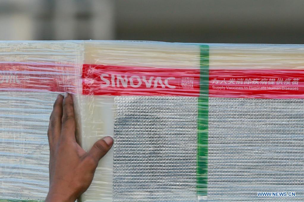 Les Philippines reçoivent un second lot de vaccins de Sinovac achetés à la Chine
