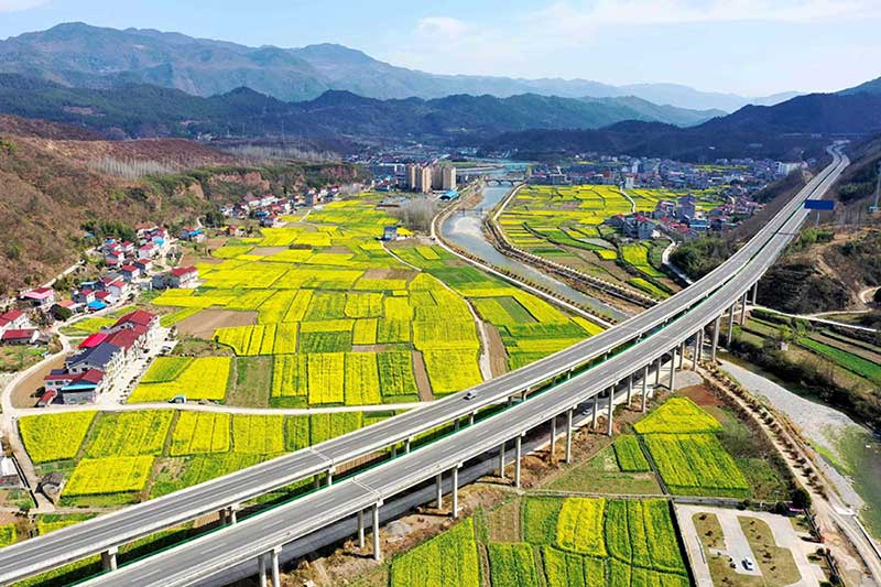 Les autoroutes conduisent la Chine vers un avenir prospère