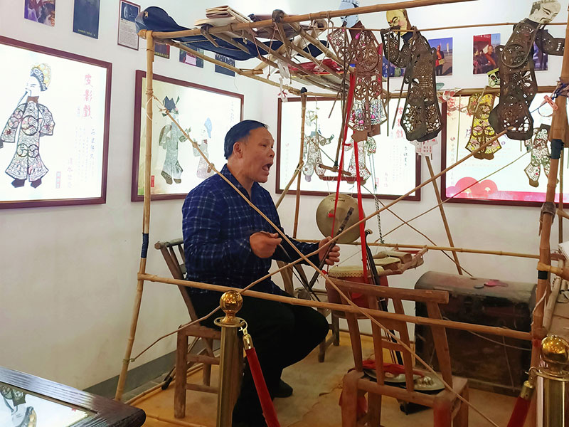 Un artiste du Hunan vit pour le théâtre d'ombres chinoises