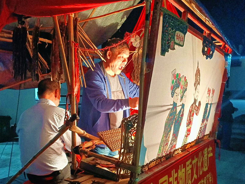 Un artiste du Hunan vit pour le théâtre d'ombres chinoises