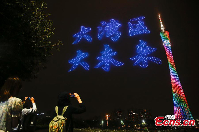 Des drones présentent un spectacle de lumière éblouissant près de Guangzhou