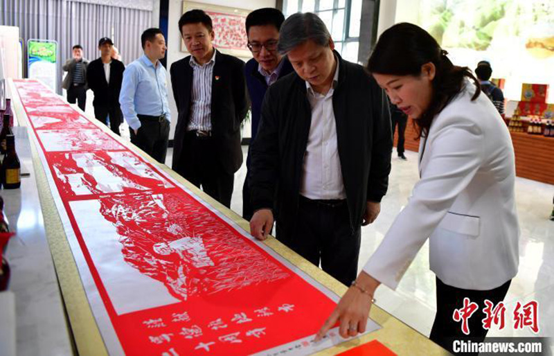 Un papier découpé de 13,5 mètres de long montre les paysages grandioses de la Chine du Sud