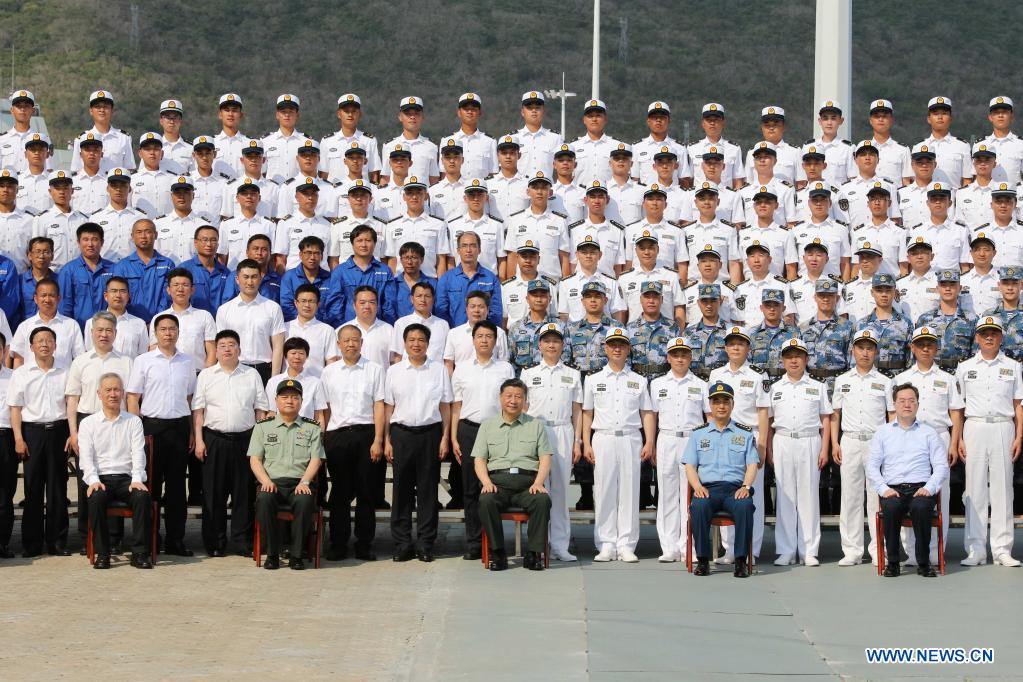 Xi Jinping assiste à une cérémonie de mise en service de navires militaires chinois